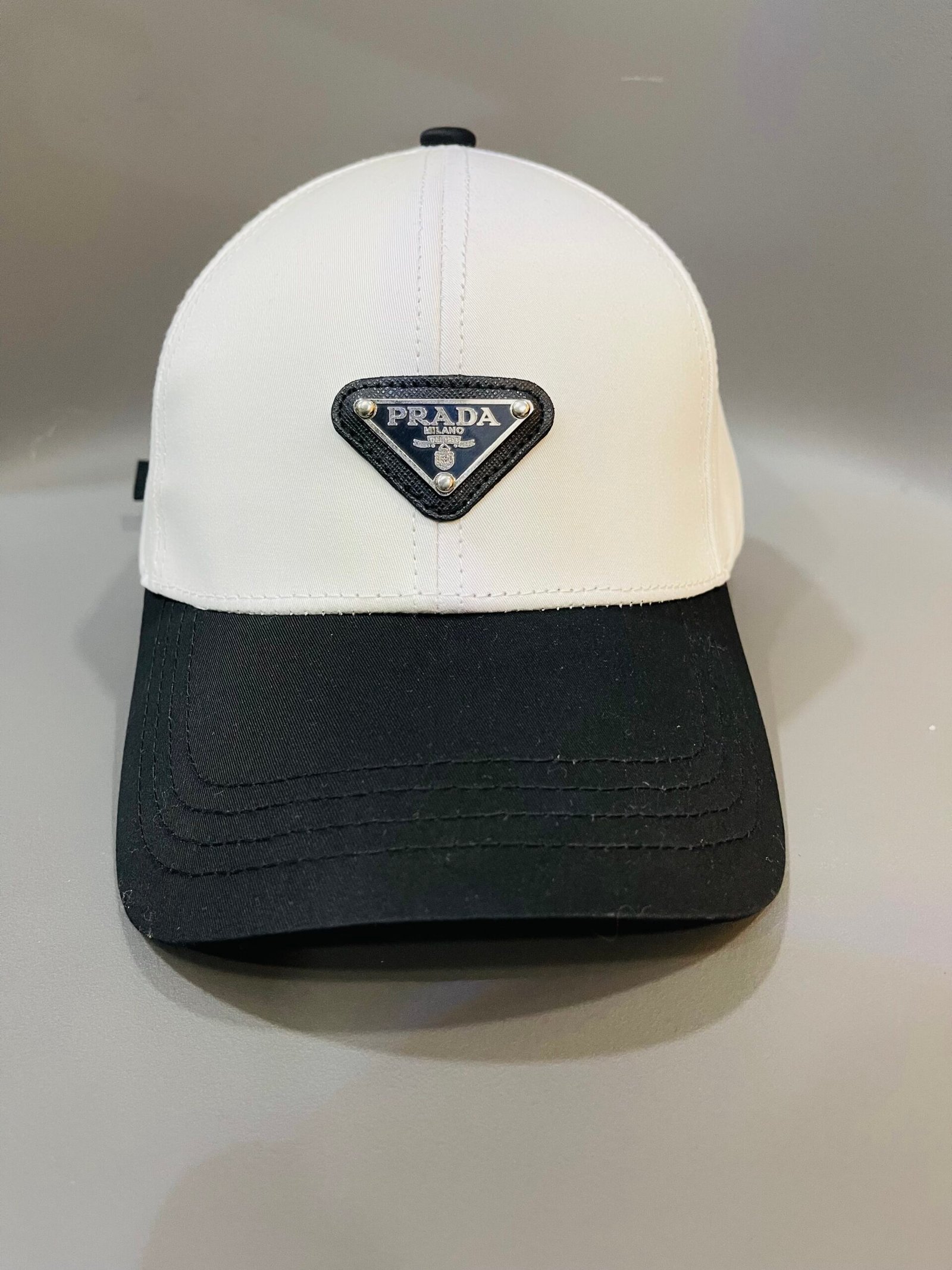 WHITE AND BLACK BASEBALL CAP